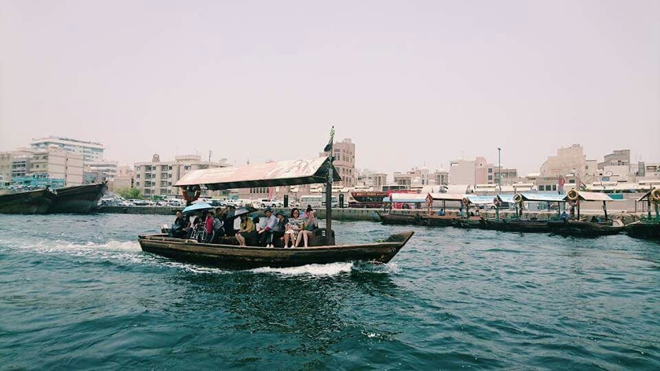 小さな船に乗って渡る川／画像提供：所属事務所