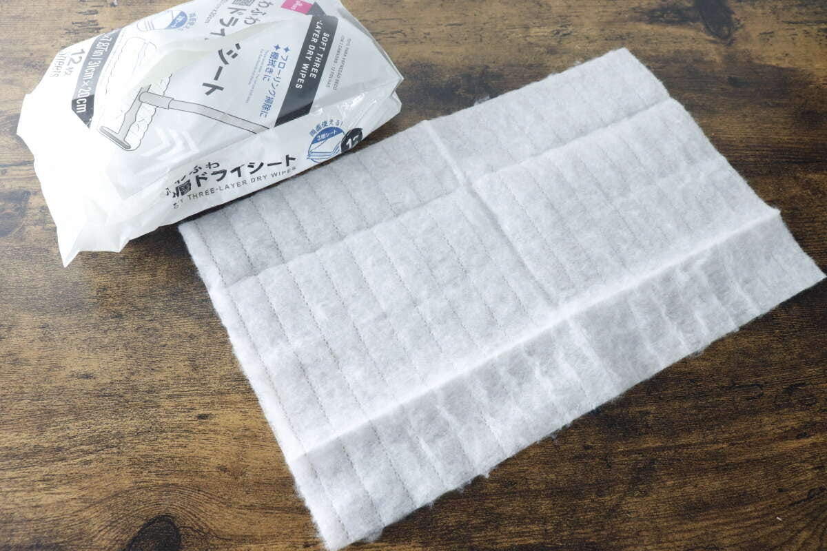 ダイソーのドライシートパッケージと広げられた白いシート1枚 ダイソーのドライシートパッケージと広げられた白いシート1枚