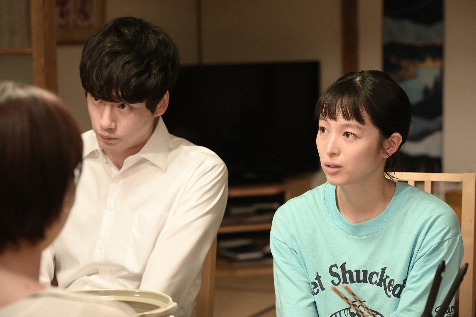 坂口健太郎、清野菜名／「婚姻届に判を捺しただけですが」第2話より（C）TBS