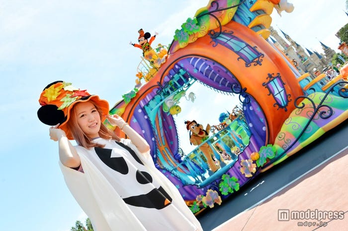 思い思いの仮装をしたディズニーの仲間たちやダンサーと愉快なダンス/東京ディズニーランド新パレード「ハッピーハロウィーンハーべスト」/モデル:河西里音