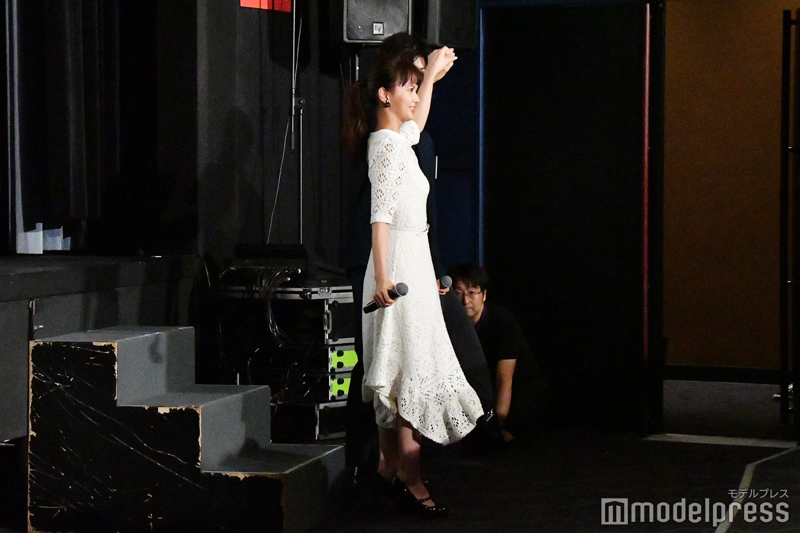 多部未華子をエスコートする三浦春馬 （C）モデルプレス