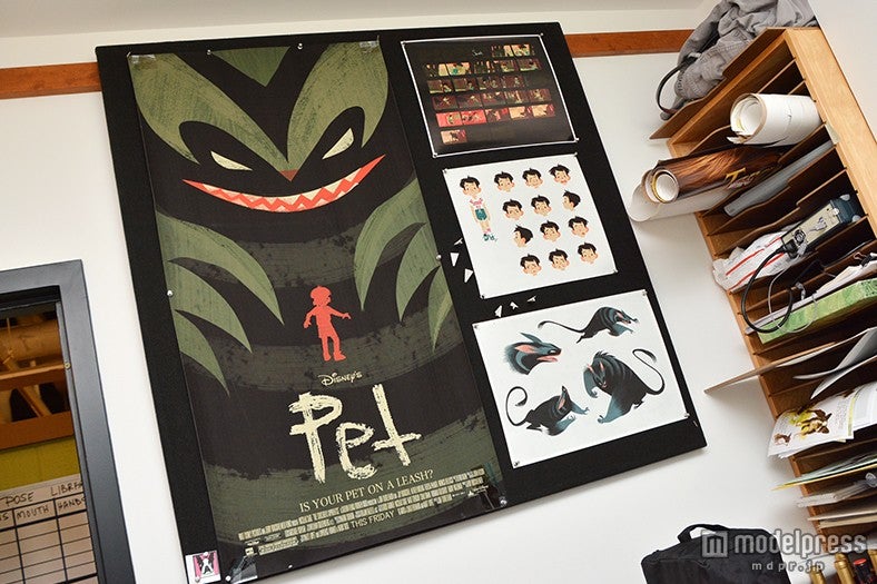 オフィスには様々なポスターが飾られている