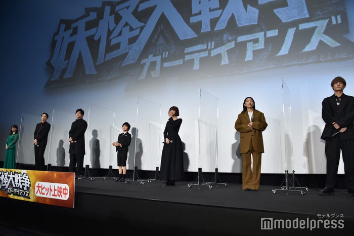 (左から)大島優子、大倉孝二、大沢たかお、寺田心、杉咲花、安藤サクラ、赤楚衛二(C)モデルプレス