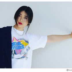 モデルプレス - 土屋太鳳、大胆スリットスカートで美脚見せ クールなイメチェンカットに絶賛の声