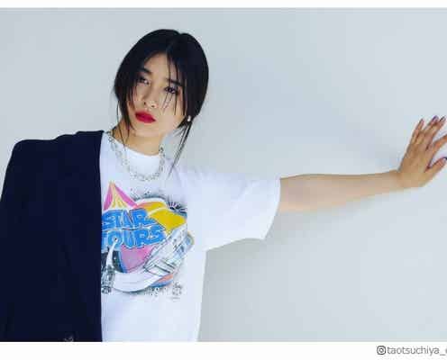 土屋太鳳、大胆スリットスカートで美脚見せ クールなイメチェンカットに絶賛の声