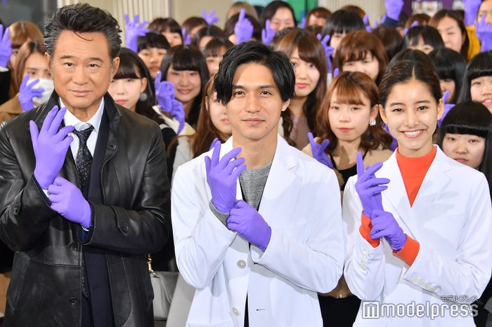 (左から)船越英一郎、錦戸亮、新木優子(C)モデルプレス