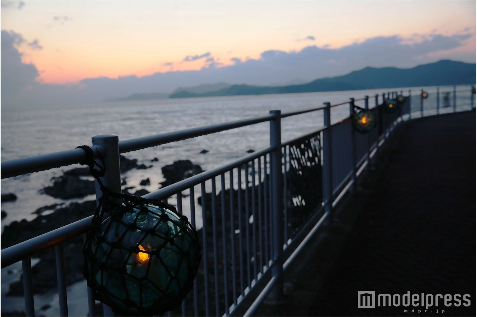 ビン玉ロード／夕焼け時にはノスタルジックな景色に（C）モデルプレス