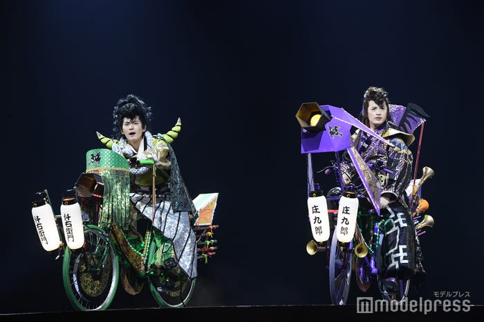 “デコチャリ”を乗りこなす押田岳、浜中文一「劇走江戸鴉~チャリンコ傾奇組~」ゲネプロ(C)モデルプレス