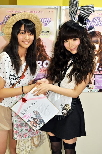 ファンと握手するMilkyBunny（益若つばさ）