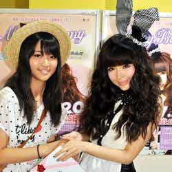 ファンと握手するMilkyBunny(益若つばさ)