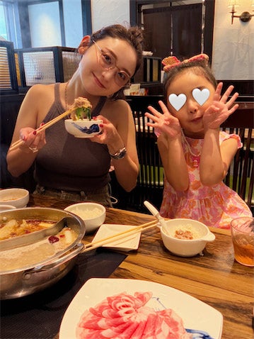 おのののか、夏の火鍋を家族で楽しむ「娘はラム肉44枚たべたよポーズ笑」