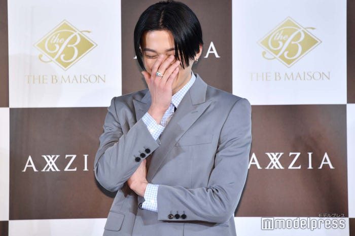 佐藤大樹の決めセリフに笑いがこらえきれない八木勇征 (C)モデルプレス