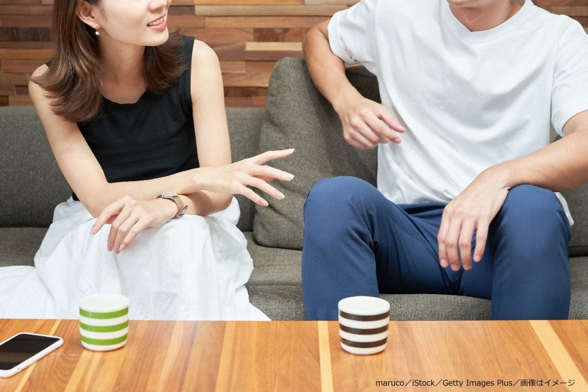 会話するカップル