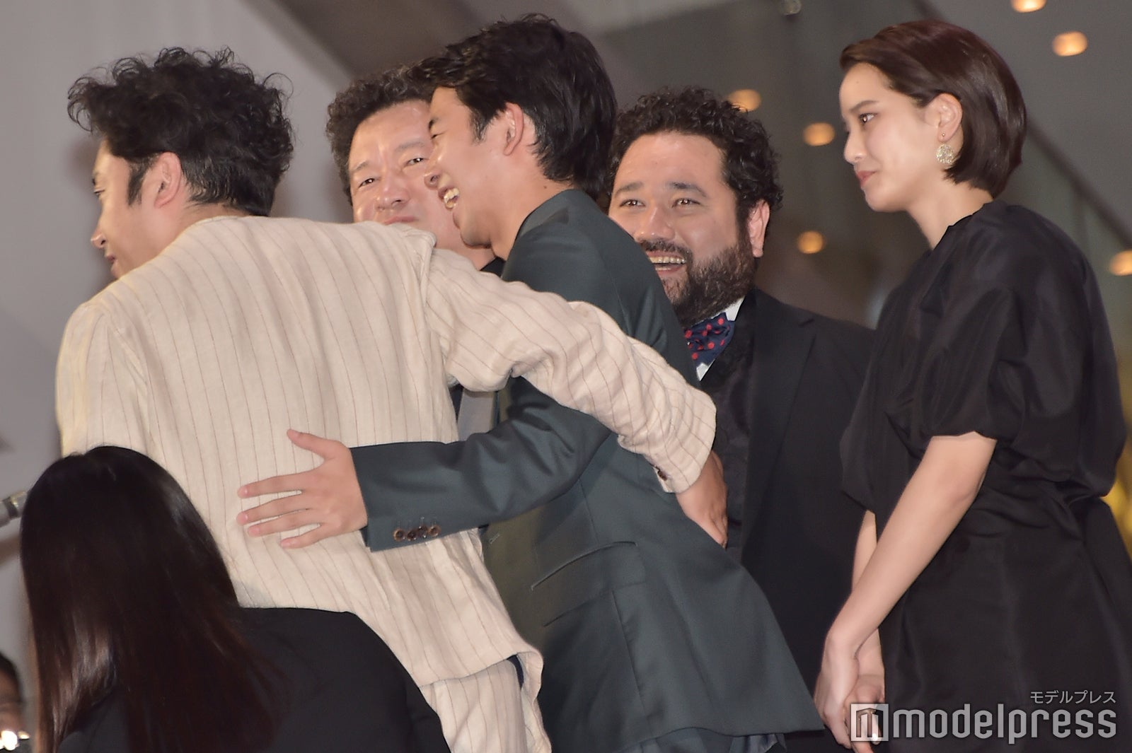 コメント取材を受けるキャスト陣 （C）モデルプレス