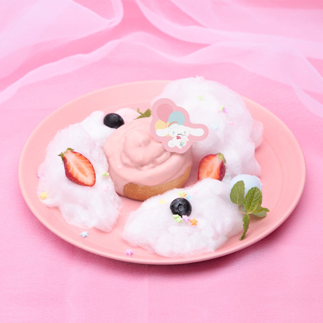 チョコがけシナモンロールプレート税込1,540円（C）2021 SANRIO CO．，LTD．