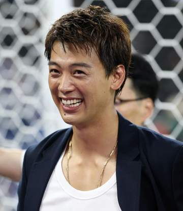 決戦まで8時間！「熱すぎてヤバいw」「男前すぎて」W杯現地から生出演のトップ俳優にSNS沸騰 バモス！朝から雄たけび