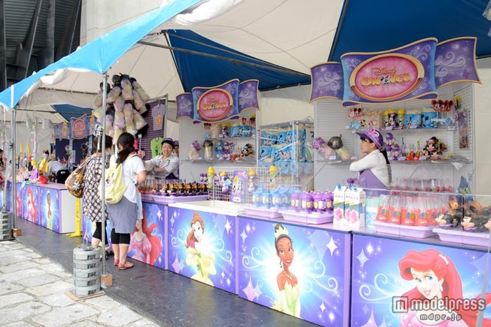 「ディズニー・オン・アイス」お祭りの出店雰囲気に包まれる会場