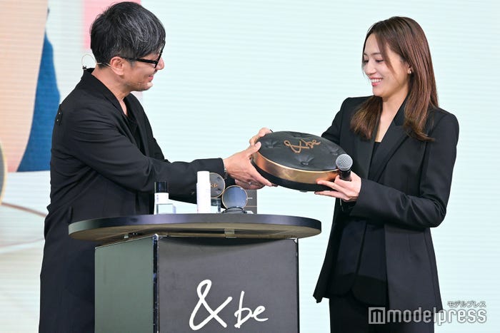 河北裕介氏、川口春奈(C)モデルプレス