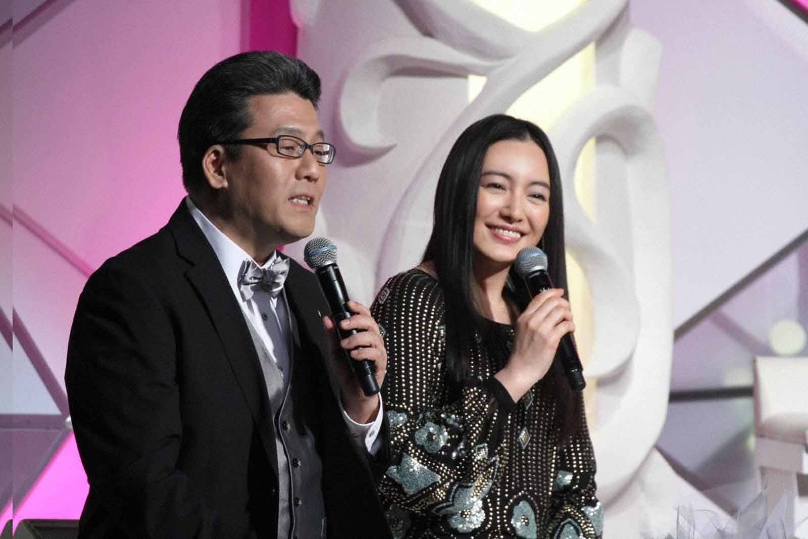 司会の軽部真一フジテレビアナウンサーと仲間由紀恵（C）フジテレビ