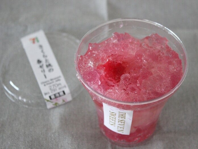 2色のクラッシュゼリーが、キラキラと宝石のよう!