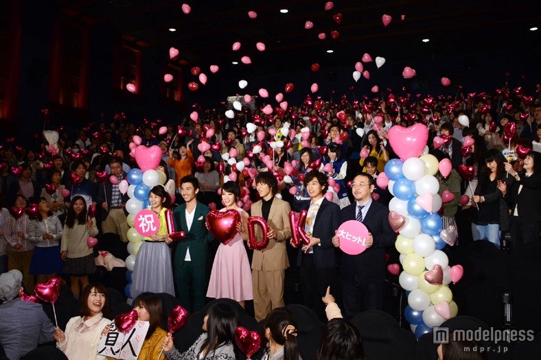 ハート柄のバルーンが会場を埋め尽くした