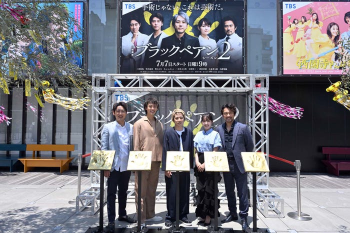 (左から)小泉孝太郎、竹内涼真、二宮和也、葵わかな、内野聖陽(C)TBS