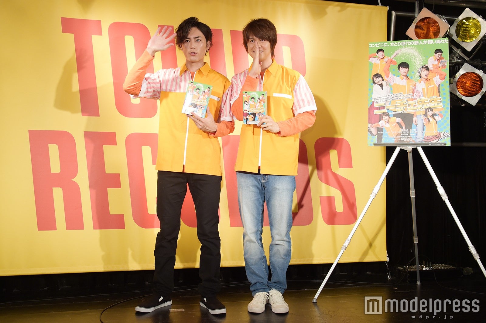 フォトセッション中、間宮が劇中の仁井にちなみ般若心経を唱える一幕も（C）モデルプレス