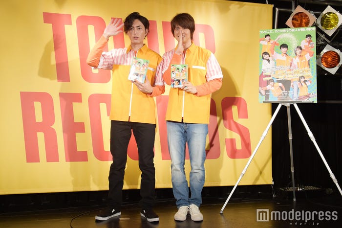 フォトセッション中、間宮が劇中の仁井にちなみ般若心経を唱える一幕も(C)モデルプレス