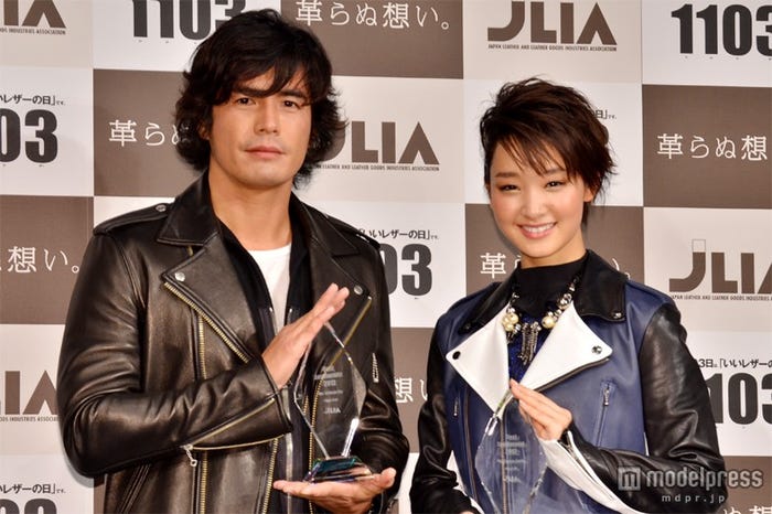 俳優・伊藤英明とともにハードなレザーファッションで登場/「ベストレザーニスト」授賞式より