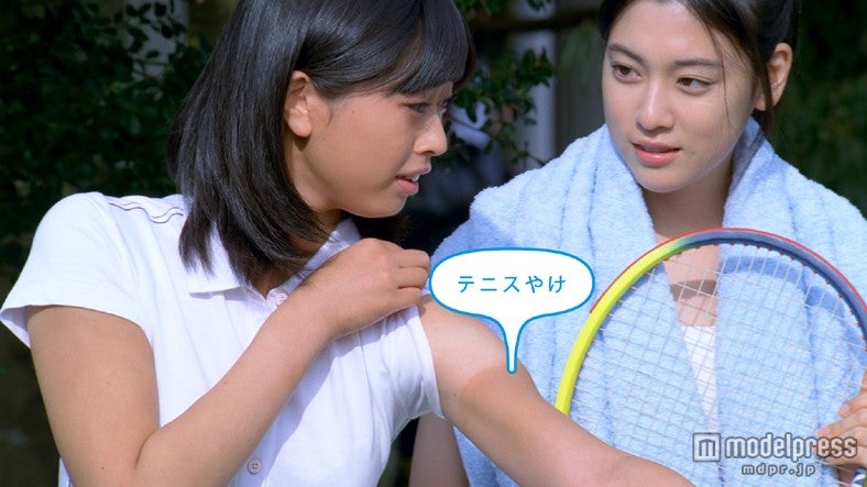 （右）三吉彩花／シーブリーズ新TVCM「みせっこ」篇