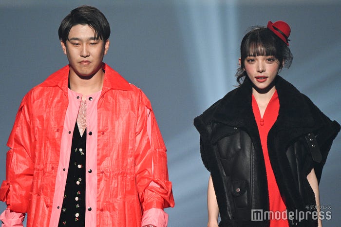 小園海斗選手、渡辺リサ(C)モデルプレス