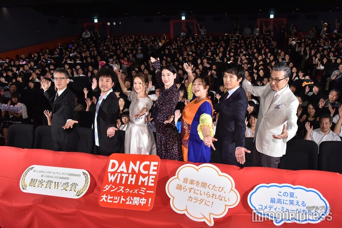(左から)矢口史靖監督、ムロツヨシ、chay、三吉彩花、やしろ優、三浦貴大、宝田明(C)モデルプレス