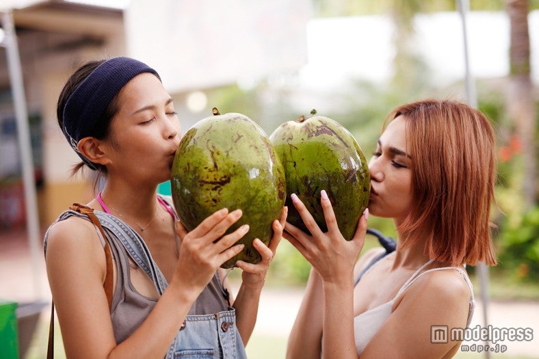 グアムを満喫している横地尚子、水沢アリー