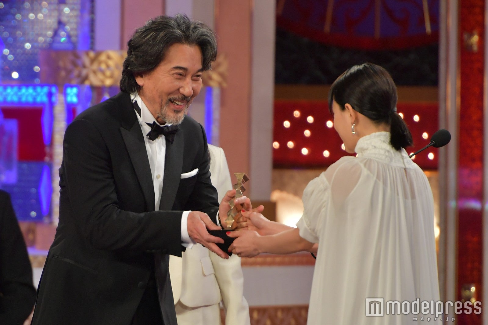 役所広司、杉咲花から受け取る（C）モデルプレス