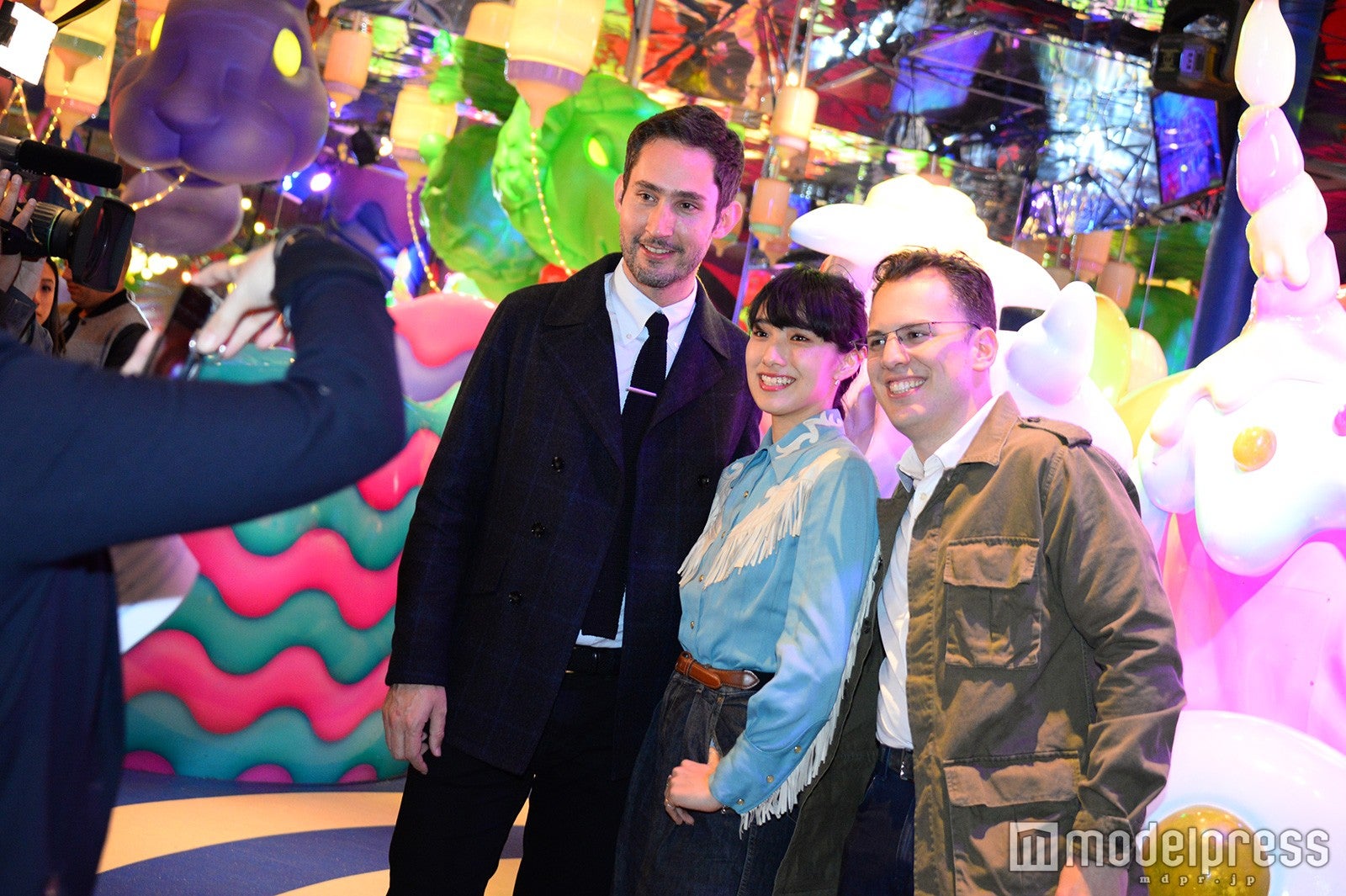 ケビン・シストロム氏、中田クルミ、マイク・クリーガー氏（C）モデルプレス