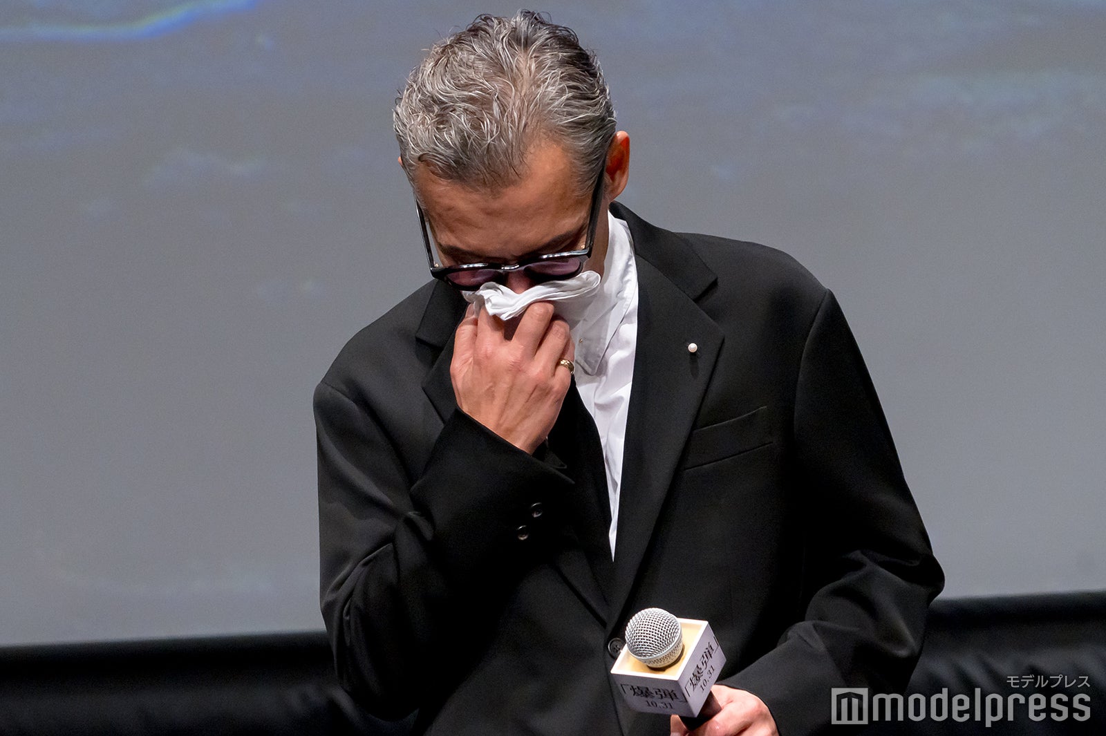 目頭を押さえる渡部篤郎（C）モデルプレス