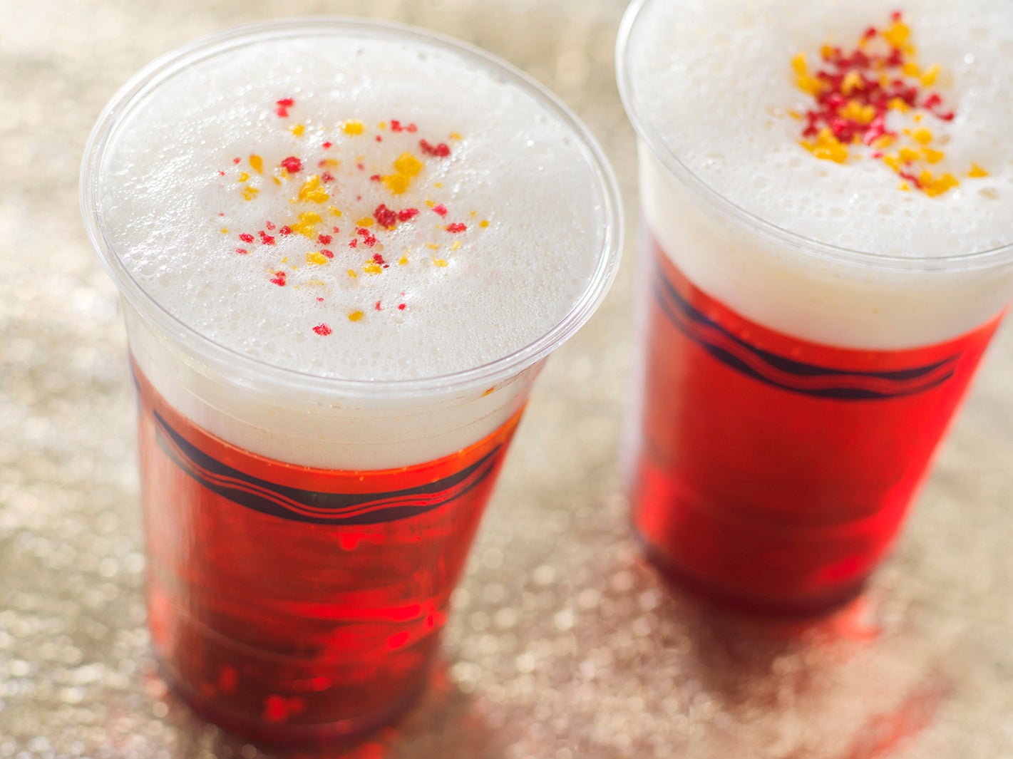 アルコールドリンク、ビアカクテル（グレープ）1杯780円（C）Disney