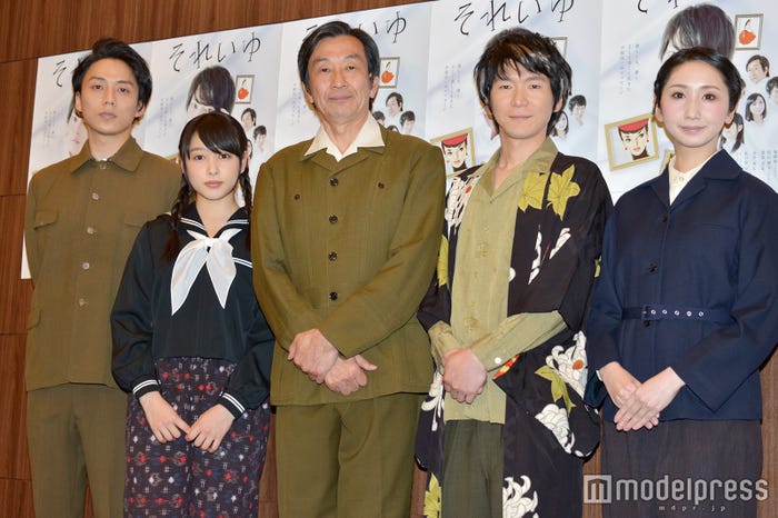 (左から)施鐘泰(JONTE)、桜井日奈子、佐戸井けん太、金井勇太、愛原実花(C)モデルプレス