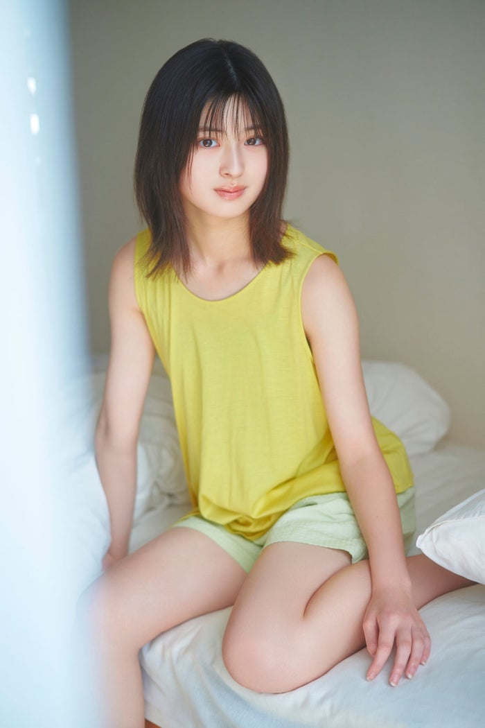 “秋元康氏プロデュース”WHITE SCORPION・HANNA、ショートパンツでスラリ美脚披露 透明感際立つ