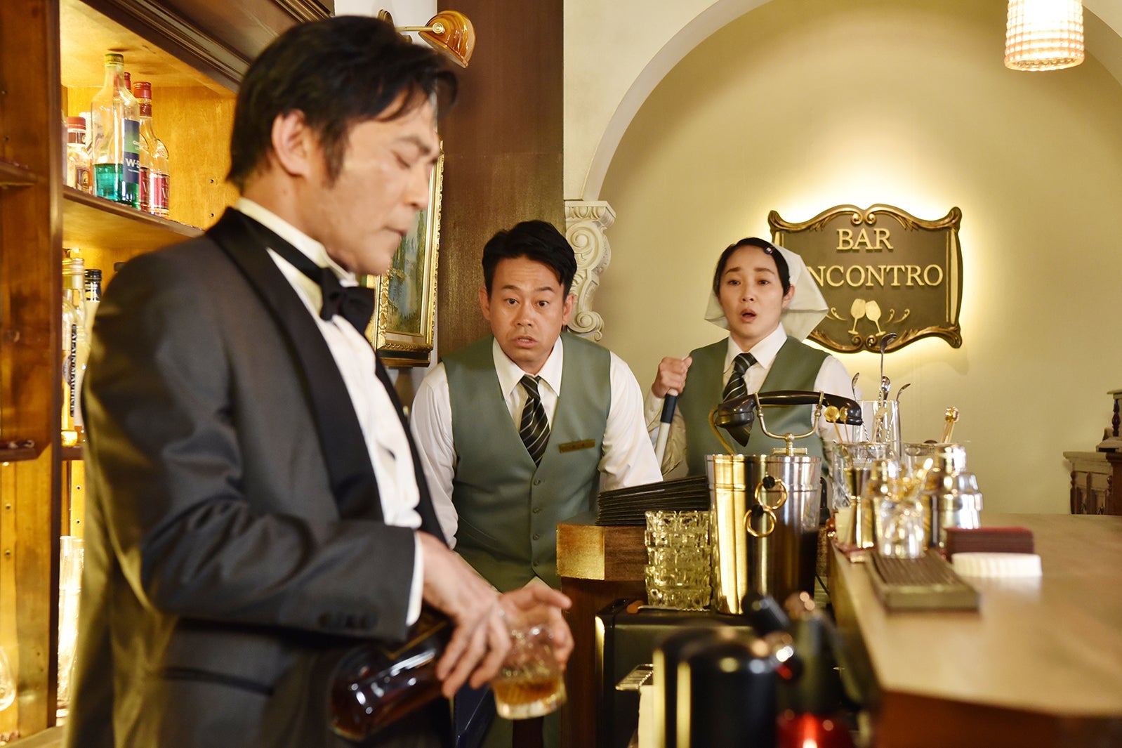 渡辺いっけい、宮川大輔、西尾まり／「崖っぷちホテル！」第5話より（C）日本テレビ