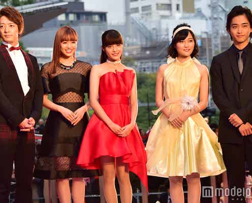 劇団EXILE佐藤寛太ら「イタキス」キャストがレッドカーペット降臨 ドレスアップスタイル披露