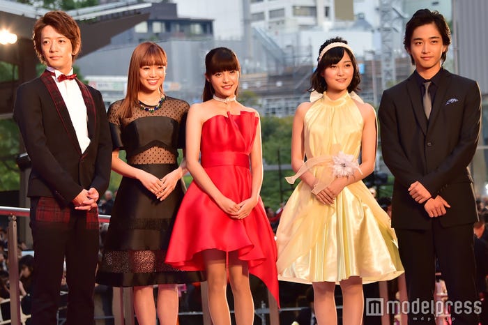 (左から)大倉士門、山口乃々華、美沙玲奈、灯敦生、佐藤寛太 (C)モデルプレス