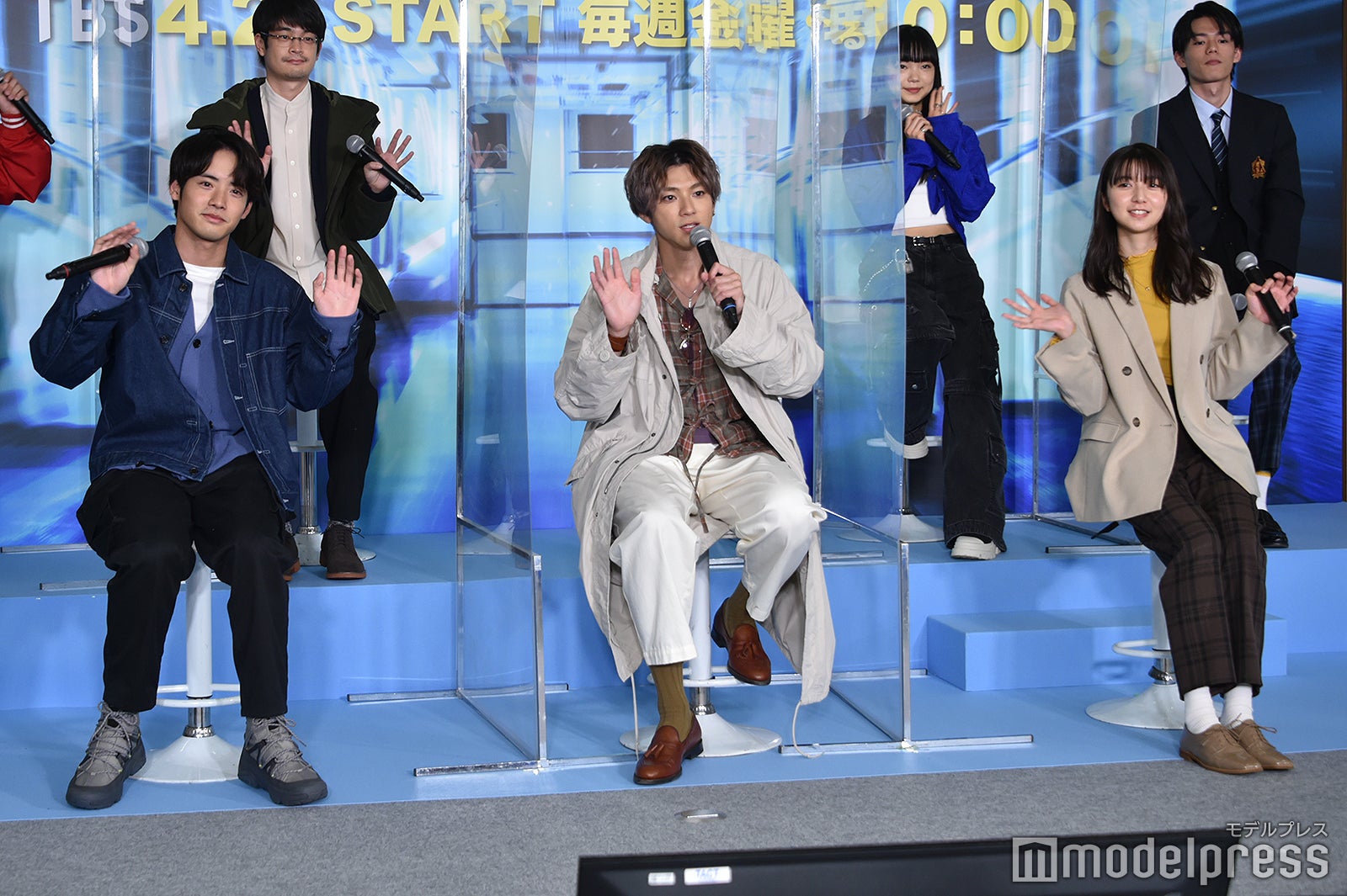 配信カメラに手を振る赤楚衛二、山田裕貴、上白石萌歌（C）モデルプレス