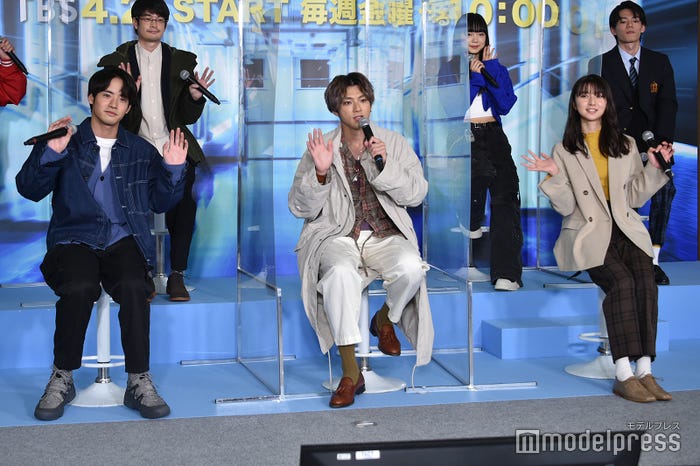 配信カメラに手を振る赤楚衛二、山田裕貴、上白石萌歌(C)モデルプレス