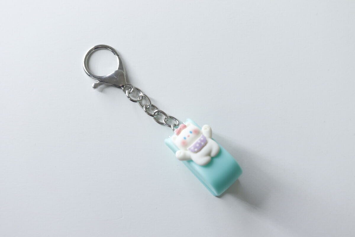 白いクマのマスコットが付いたミントグリーンのミニステープラー
