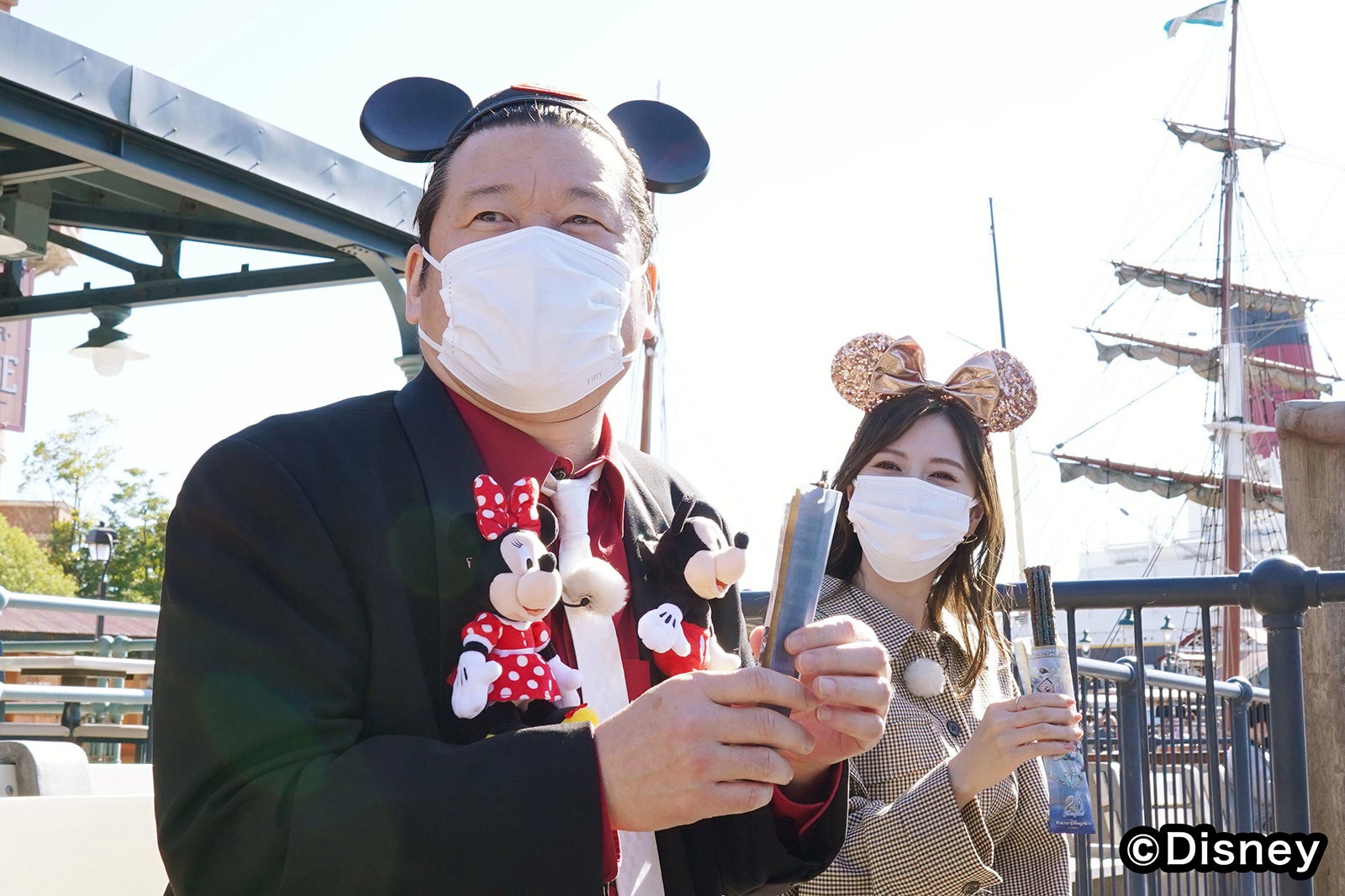 （左から）白石麻衣、佐藤二朗（C）Disney