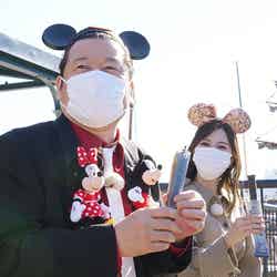 （左から）白石麻衣、佐藤二朗（C）Disney
