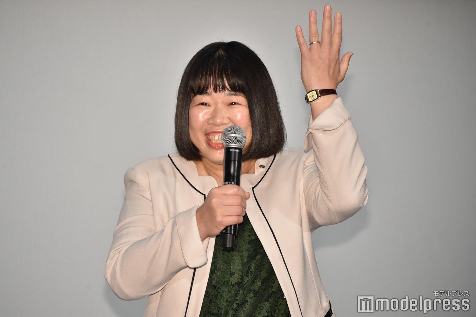 役柄の結婚指輪をアピールする伊藤修子（C）モデルプレス