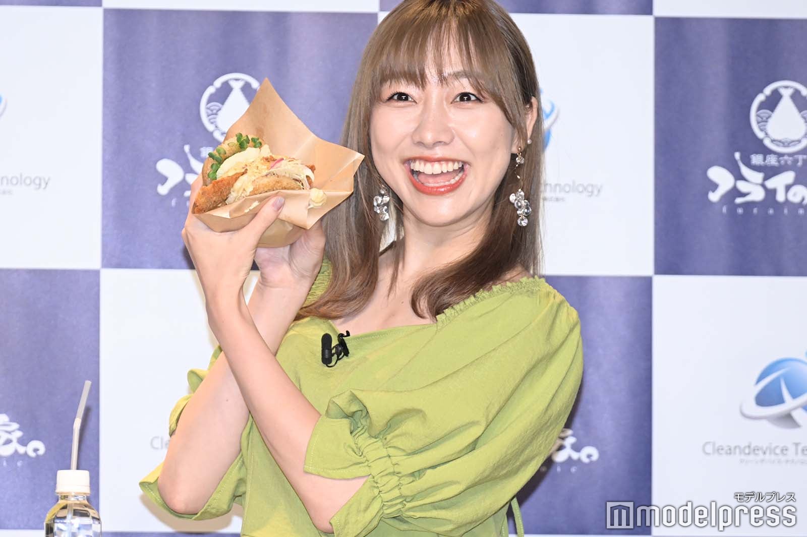 ハンバーガーを手に持つ須田亜香里 （C）モデルプレス
