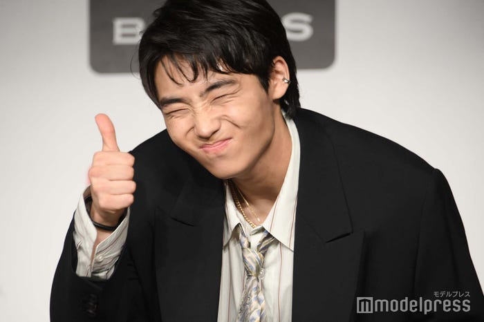 苺を食べてグッドサインをする八村倫太郎(C)モデルプレス